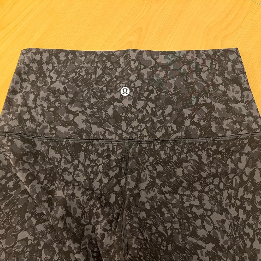 Lululemon Wunder Under Crop High-Rise Scallop Full-On Luxtreme 23" Size 8 - Picture 6 of 7